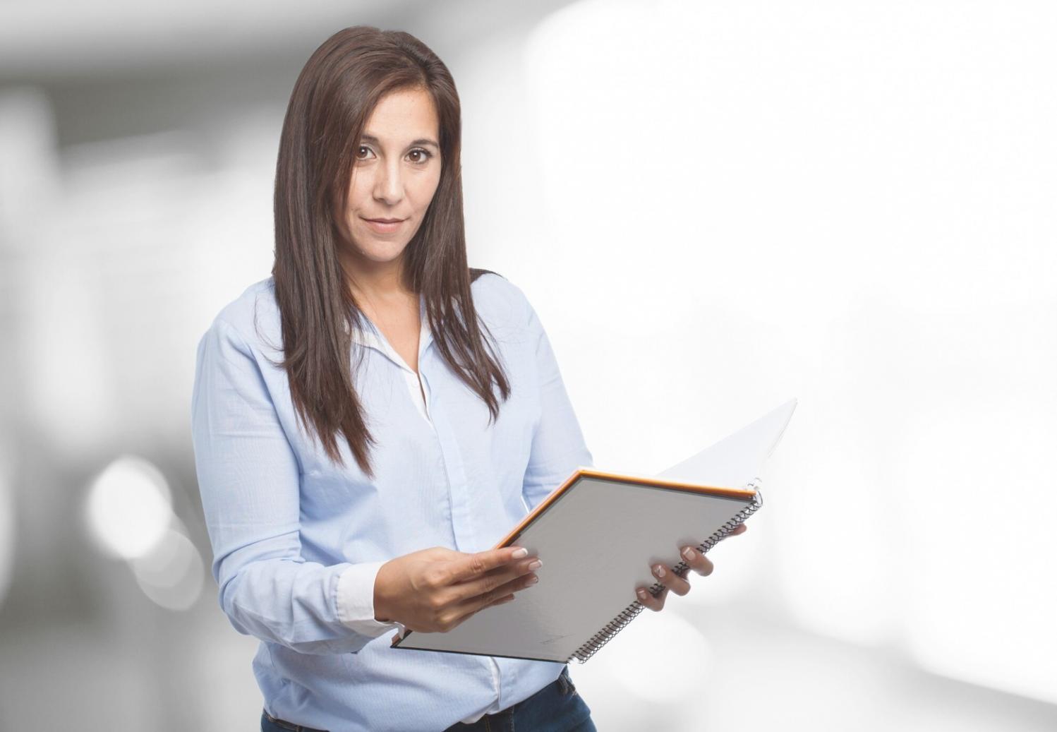 Strukturierte Notizen und Schreibplanung auf dem Schreibtisch