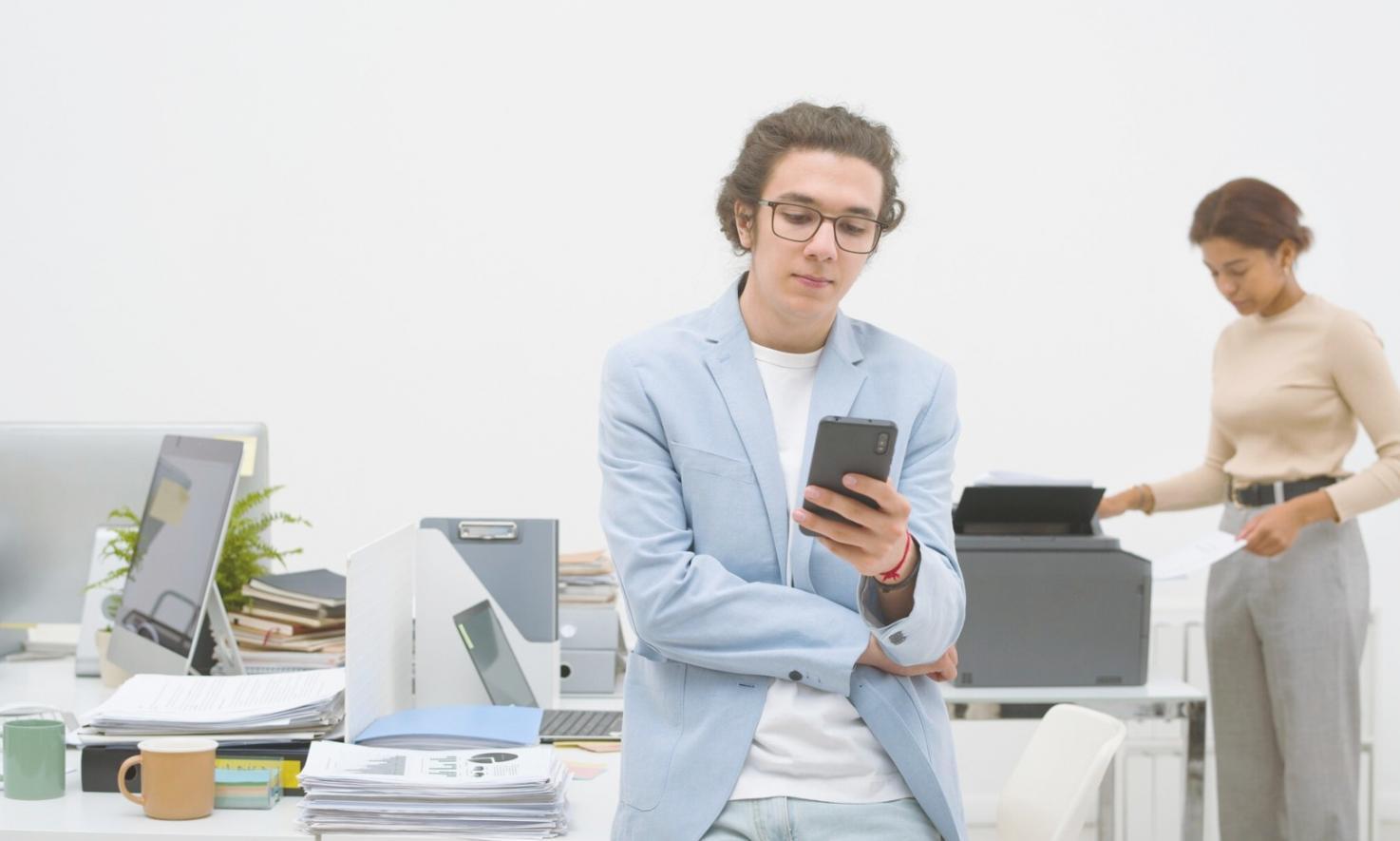 Arbeitsplatz mit Notizen und Schreibmaterialien