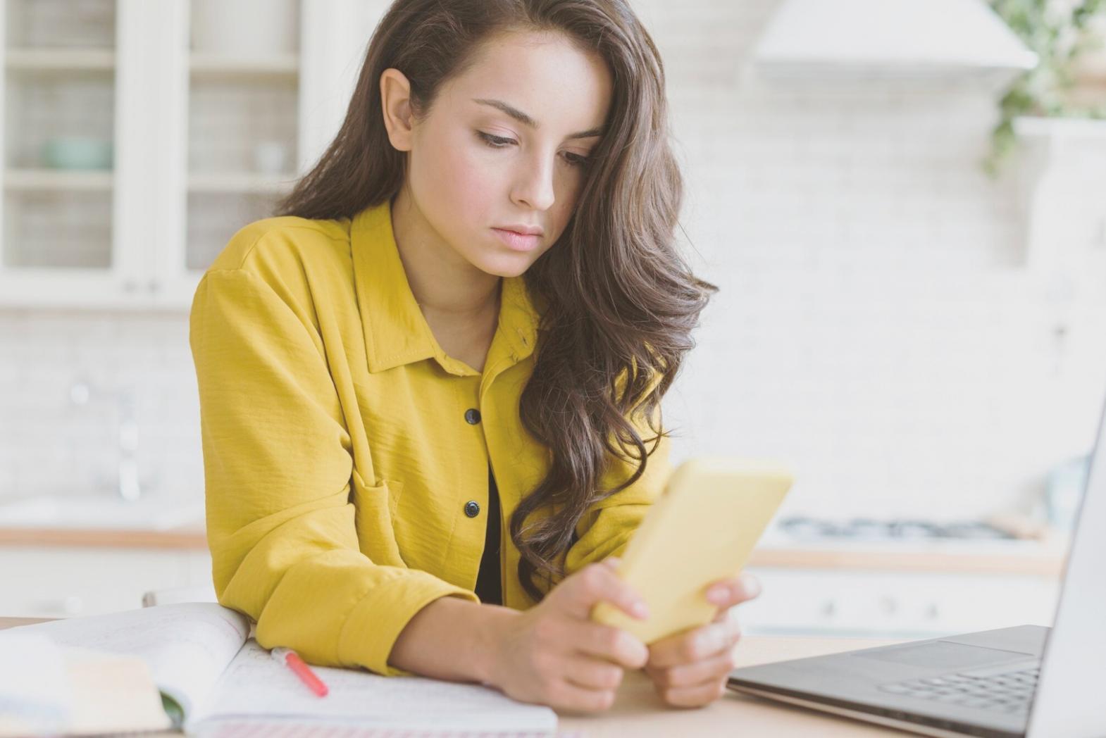 Begeisterte Kursteilnehmer beim gemeinsamen Schreiben