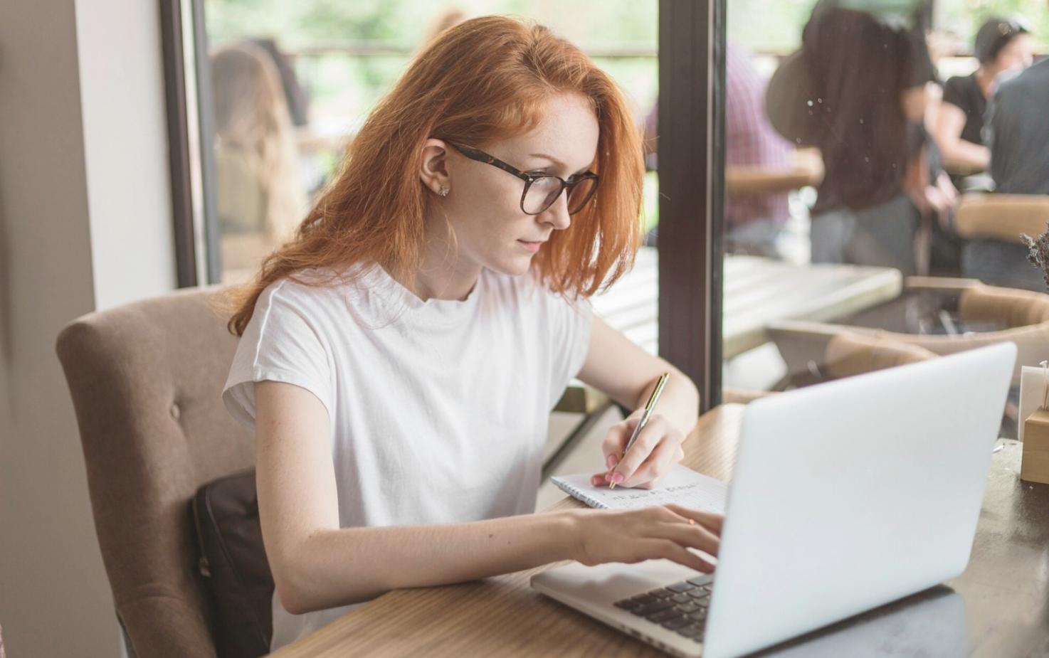 Kreative Arbeitsatmosphäre mit Büchern und Schreibutensilien